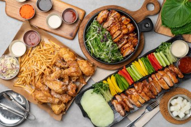 Tavuk, kızarmış, baharat, barbekü, sebze, ssam, patates, kızarmış, perilla yaprağı, sos, yeşil soğan, turp, kırmızı biber.,