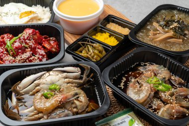 Kore yemeği, soya sosu, salamura, meze, haşlanmış yumurta, biber, baharat, karides, uçan balık yumurtası, yosun, sos.