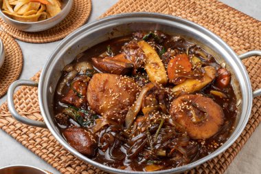 Kore yemeği, olgunlaşmış kimçi, kimçi, haşlanmış baharatlı tavuk, baharatlı, Andong, haşlanmış tavuk, yumurta rulo, meze, balkabağı, balık köftesi, fasulye filizi, deniz ürünleri, karides.