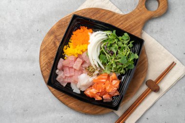 Japon, suşi, sashimi, balık, yılan balığı, karides, yassı balık, kaya balığı, somon balığı, sashimi pilavı, çiğ soya pilavı, soya sosu, wasabi, yumurta rulosu, soğan, uçan balık yumurtası.