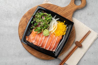 Japon, suşi, sashimi, balık, yılan balığı, karides, yassı balık, kaya balığı, somon balığı, sashimi pilavı, çiğ soya pilavı, soya sosu, wasabi, yumurta rulosu, soğan, uçan balık yumurtası.