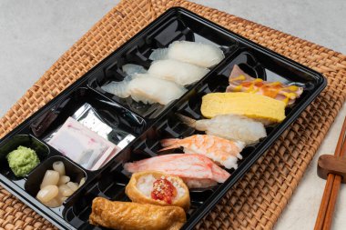 Japon, suşi, sashimi, balık, yılan balığı, karides, yassı balık, kaya balığı, somon balığı, sashimi pilavı, çiğ soya pilavı, soya sosu, wasabi, yumurta rulosu, soğan, uçan balık yumurtası.