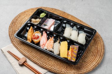 Japon, suşi, sashimi, balık, yılan balığı, karides, yassı balık, kaya balığı, somon balığı, sashimi pilavı, çiğ soya pilavı, soya sosu, wasabi, yumurta rulosu, soğan, uçan balık yumurtası.