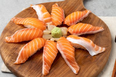 Japon, suşi, sashimi, balık, yılan balığı, karides, yassı balık, kaya balığı, somon balığı, sashimi pilavı, çiğ soya pilavı, soya sosu, wasabi, yumurta rulosu, soğan, uçan balık yumurtası.