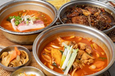 Kore yemeği, olgunlaşmış kimçi, kimçi, haşlanmış baharatlı tavuk, baharatlı, Andong, haşlanmış tavuk, yumurta rulo, meze, balkabağı, balık köftesi, fasulye filizi, deniz ürünleri, karides.