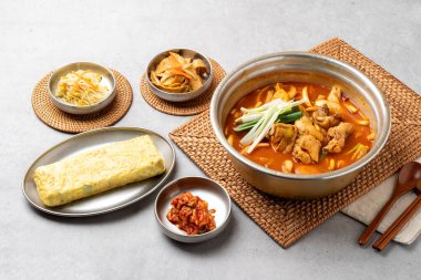 Kore yemeği, olgunlaşmış kimçi, kimçi, haşlanmış baharatlı tavuk, baharatlı, Andong, haşlanmış tavuk, yumurta rulo, meze, balkabağı, balık köftesi, fasulye filizi, deniz ürünleri, karides.