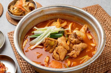 Kore yemeği, olgunlaşmış kimçi, kimçi, haşlanmış baharatlı tavuk, baharatlı, Andong, haşlanmış tavuk, yumurta rulo, meze, balkabağı, balık köftesi, fasulye filizi, deniz ürünleri, karides.