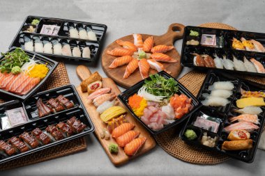 Japon, suşi, sashimi, balık, yılan balığı, karides, yassı balık, kaya balığı, somon balığı, sashimi pilavı, çiğ soya pilavı, soya sosu, wasabi, yumurta rulosu, soğan, uçan balık yumurtası.