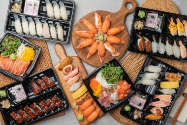 Japon, suşi, sashimi, balık, yılan balığı, karides, yassı balık, kaya balığı, somon balığı, sashimi pilavı, çiğ soya pilavı, soya sosu, wasabi, yumurta rulosu, soğan, uçan balık yumurtası.