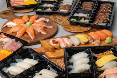 Japon, suşi, sashimi, balık, yılan balığı, karides, yassı balık, kaya balığı, somon balığı, sashimi pilavı, çiğ soya pilavı, soya sosu, wasabi, yumurta rulosu, soğan, uçan balık yumurtası.