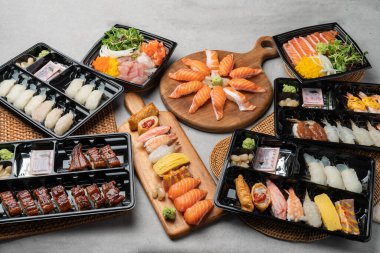 Japon, suşi, sashimi, balık, yılan balığı, karides, yassı balık, kaya balığı, somon balığı, sashimi pilavı, çiğ soya pilavı, soya sosu, wasabi, yumurta rulosu, soğan, uçan balık yumurtası.
