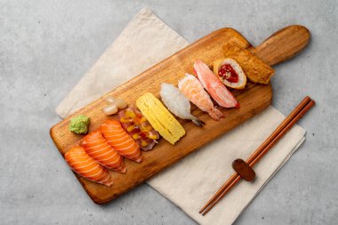 Japon, suşi, sashimi, balık, yılan balığı, karides, yassı balık, kaya balığı, somon balığı, sashimi pilavı, çiğ soya pilavı, soya sosu, wasabi, yumurta rulosu, soğan, uçan balık yumurtası.