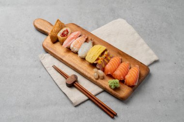 Japon, suşi, sashimi, balık, yılan balığı, karides, yassı balık, kaya balığı, somon balığı, sashimi pilavı, çiğ soya pilavı, soya sosu, wasabi, yumurta rulosu, soğan, uçan balık yumurtası.