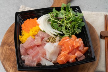 Japon, suşi, sashimi, balık, yılan balığı, karides, yassı balık, kaya balığı, somon balığı, sashimi pilavı, çiğ soya pilavı, soya sosu, wasabi, yumurta rulosu, soğan, uçan balık yumurtası.