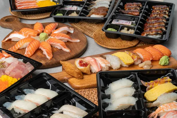 Japon, suşi, sashimi, balık, yılan balığı, karides, yassı balık, kaya balığı, somon balığı, sashimi pilavı, çiğ soya pilavı, soya sosu, wasabi, yumurta rulosu, soğan, uçan balık yumurtası.