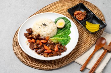 Kore yemeği, beslenme, bibimbap, taş kap, istiridye tavuk çorbası, istiridye pilavı, mara istiridye tavuğu, haşlanmış Sorongpo, Gwangtangpo, Chashoyuk Rice, Hongsho Yuk Rice, soya sosu, yumurta, kızarmış pirinç.,
