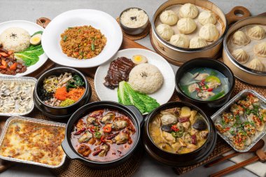 Kore yemeği, beslenme, bibimbap, taş kap, istiridye tavuk çorbası, istiridye pilavı, mara istiridye tavuğu, haşlanmış Sorongpo, Gwangtangpo, Chashoyuk Rice, Hongsho Yuk Rice, soya sosu, yumurta, kızarmış pirinç.,