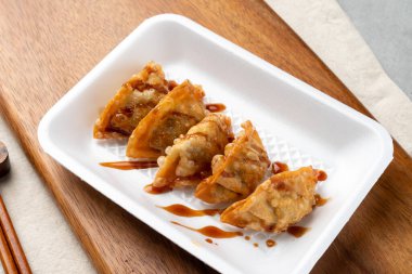 Gopchang, sebze, kızartma, sundae, hamur köftesi, kızarmış hamur, marul, turp, ssamjang, domuz pirzolası, lahana, biber, sarımsak ve buğulanmış yumurta.