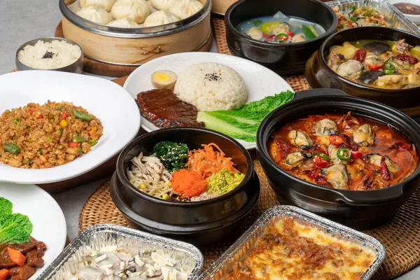 Kore yemeği, beslenme, bibimbap, taş kap, istiridye tavuk çorbası, istiridye pilavı, mara istiridye tavuğu, haşlanmış Sorongpo, Gwangtangpo, Chashoyuk Rice, Hongsho Yuk Rice, soya sosu, yumurta, kızarmış pirinç.,