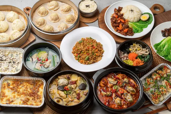 Kore yemeği, beslenme, bibimbap, taş kap, istiridye tavuk çorbası, istiridye pilavı, mara istiridye tavuğu, haşlanmış Sorongpo, Gwangtangpo, Chashoyuk Rice, Hongsho Yuk Rice, soya sosu, yumurta, kızarmış pirinç.,