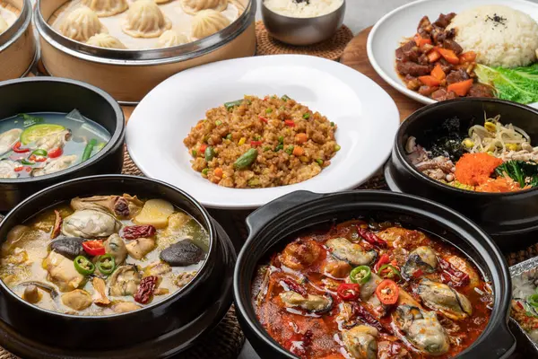 Kore yemeği, beslenme, bibimbap, taş kap, istiridye tavuk çorbası, istiridye pilavı, mara istiridye tavuğu, haşlanmış Sorongpo, Gwangtangpo, Chashoyuk Rice, Hongsho Yuk Rice, soya sosu, yumurta, kızarmış pirinç.,