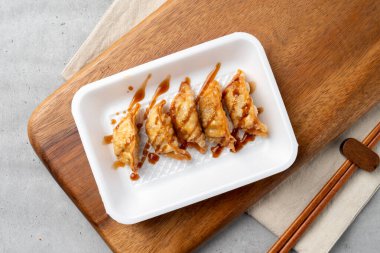 Gopchang, sebze, kızartma, sundae, hamur köftesi, kızarmış hamur, marul, turp, ssamjang, domuz pirzolası, lahana, biber, sarımsak ve buğulanmış yumurta.