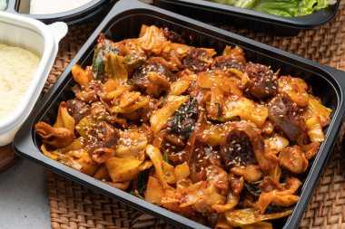 Gopchang, sebze, kızartma, sundae, hamur köftesi, kızarmış hamur, marul, turp, ssamjang, domuz pirzolası, lahana, biber, sarımsak ve buğulanmış yumurta.