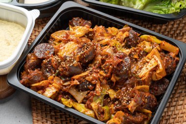 Gopchang, sebze, kızartma, sundae, hamur köftesi, kızarmış hamur, marul, turp, ssamjang, domuz pirzolası, lahana, biber, sarımsak ve buğulanmış yumurta.