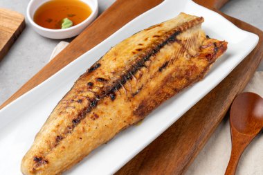 Samchi, balık, ızgara, meze, kimchi, perilla yaprağı, baharatlı, sığır eti, toprak, yemek çubuğu, soğan, soya sosu, wasabi, uskumru, dil balığı, Lim Yeonsoo, güveç, domuz göbeği, kalguksu.,