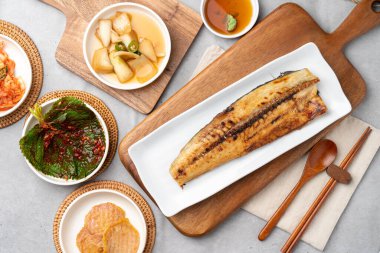 Samchi, fish, grilled, side dish, kimchi, perilla leaf, seasoned, beef, earthen pot, chopsticks, onion, soy sauce, wasabi, mackerel, flounder, Lim Yeonsoo, stew, pork belly, kalguksu, clipart