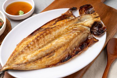 Samchi, balık, ızgara, meze, kimchi, perilla yaprağı, baharatlı, sığır eti, toprak, yemek çubuğu, soğan, soya sosu, wasabi, uskumru, dil balığı, Lim Yeonsoo, güveç, domuz göbeği, kalguksu.,