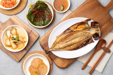 Samchi, balık, ızgara, meze, kimchi, perilla yaprağı, baharatlı, sığır eti, toprak, yemek çubuğu, soğan, soya sosu, wasabi, uskumru, dil balığı, Lim Yeonsoo, güveç, domuz göbeği, kalguksu.,