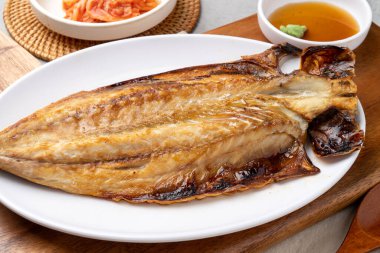 Samchi, balık, ızgara, meze, kimchi, perilla yaprağı, baharatlı, sığır eti, toprak, yemek çubuğu, soğan, soya sosu, wasabi, uskumru, dil balığı, Lim Yeonsoo, güveç, domuz göbeği, kalguksu.,