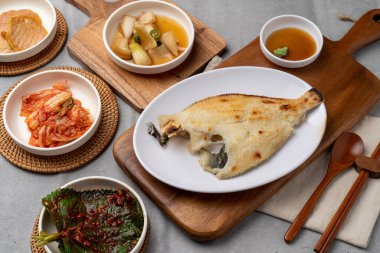 Samchi, balık, ızgara, meze, kimchi, perilla yaprağı, baharatlı, sığır eti, toprak, yemek çubuğu, soğan, soya sosu, wasabi, uskumru, dil balığı, Lim Yeonsoo, güveç, domuz göbeği, kalguksu.,