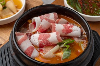 Samchi, balık, ızgara, meze, kimchi, perilla yaprağı, baharatlı, sığır eti, toprak, yemek çubuğu, soğan, soya sosu, wasabi, uskumru, dil balığı, Lim Yeonsoo, güveç, domuz göbeği, kalguksu.,