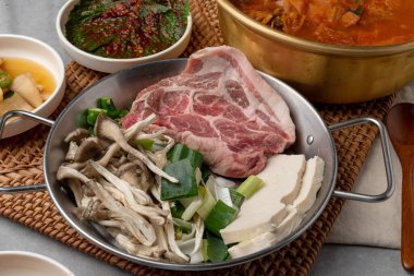 Samchi, balık, ızgara, meze, kimchi, perilla yaprağı, baharatlı, sığır eti, toprak, yemek çubuğu, soğan, soya sosu, wasabi, uskumru, dil balığı, Lim Yeonsoo, güveç, domuz göbeği, kalguksu.,