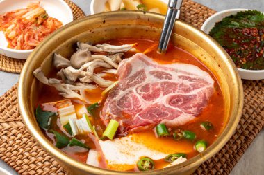 Samchi, balık, ızgara, meze, kimchi, perilla yaprağı, baharatlı, sığır eti, toprak, yemek çubuğu, soğan, soya sosu, wasabi, uskumru, dil balığı, Lim Yeonsoo, güveç, domuz göbeği, kalguksu.,