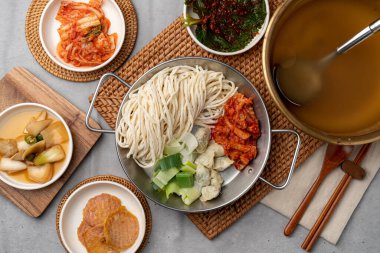 Samchi, balık, ızgara, meze, kimchi, perilla yaprağı, baharatlı, sığır eti, toprak, yemek çubuğu, soğan, soya sosu, wasabi, uskumru, dil balığı, Lim Yeonsoo, güveç, domuz göbeği, kalguksu.,