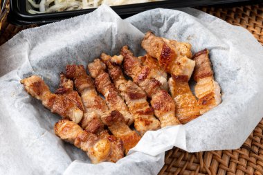 Samchi, balık, ızgara, meze, kimchi, perilla yaprağı, baharatlı, sığır eti, toprak, yemek çubuğu, soğan, soya sosu, wasabi, uskumru, dil balığı, Lim Yeonsoo, güveç, domuz göbeği, kalguksu.,