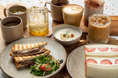 Kafe, kahve, buzlu, americano, biftek, panini, rosto, kafe, latte, meyve, mevsim, sandviç, sıcak çikolata, sedir meyvesi, ade, patates çorbası