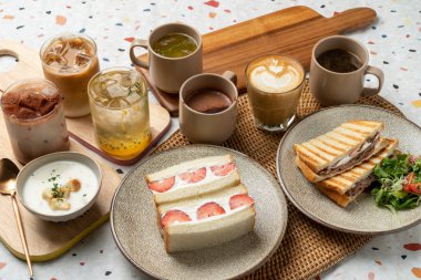 Kafe, kahve, buzlu, americano, biftek, panini, rosto, kafe, latte, meyve, mevsim, sandviç, sıcak çikolata, sedir meyvesi, ade, patates çorbası