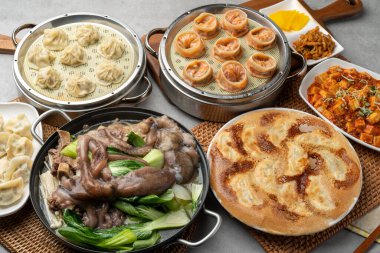 Kore yemeği, karides, et, mantı, kimchi, xiaolongbao, mapa tofu pilavı, pirzola, ahtapot, sıcak kap, meze, turp turşusu.