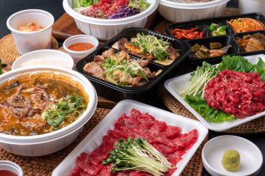 Kore yemeği, Kore bifteği, sığır sashimi, Handon, sığır sashimi, çiğ domuz eti, kömür ateşi, baharat, kaburga, meze, galbitang, pirinç, kimçi biberi, sarımsak, turp filizi, marul