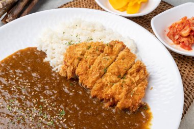 Domuz pirzolası, domuz eti, köri, fileto, sığır filetosu, meze, kimçi, turp, çatal, sos, yumurta, karides, kızarmış yiyecek.