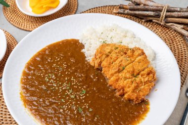 Domuz pirzolası, domuz eti, köri, fileto, sığır filetosu, meze, kimçi, turp, çatal, sos, yumurta, karides, kızarmış yiyecek.