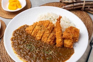 Domuz pirzolası, domuz eti, köri, fileto, sığır filetosu, meze, kimçi, turp, çatal, sos, yumurta, karides, kızarmış yiyecek.