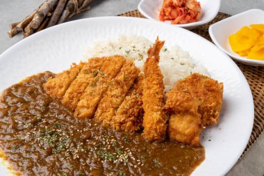 Domuz pirzolası, domuz eti, köri, fileto, sığır filetosu, meze, kimçi, turp, çatal, sos, yumurta, karides, kızarmış yiyecek.