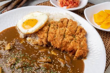 Domuz pirzolası, domuz eti, köri, fileto, sığır filetosu, meze, kimçi, turp, çatal, sos, yumurta, karides, kızarmış yiyecek.