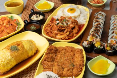 Kore yemeği, kızarmış domuz, baharatlı, ançüez, gimbap, meze, turp turşusu, yumurta, kızarmış kimçi, kızarmış hamur köftesi, tteokbokki, omlet, pilav, tavuk, karaoke, sığır filetosu, domuz pirzolası, sos.