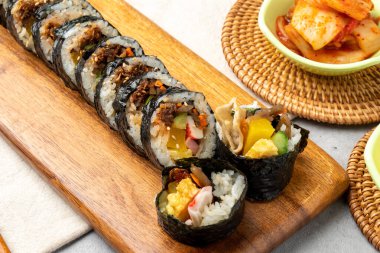 Kore yemeği, kızarmış domuz, baharatlı, ançüez, gimbap, meze, turp turşusu, yumurta, kızarmış kimçi, kızarmış hamur köftesi, tteokbokki, omlet, pilav, tavuk, karaoke, sığır filetosu, domuz pirzolası, sos.